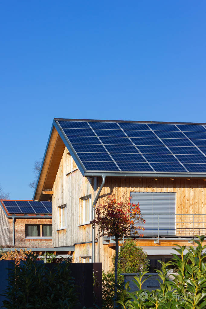 在德国巴伐利亚屋顶上有太阳能电池板五彩缤纷的秋日阳光下午