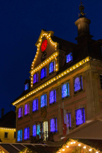 德国南部出现的12月蓝小时的天空，市场上的市政厅圣诞灯