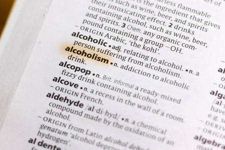 用标记突出显示的字典中的酒精中毒一词或短语。