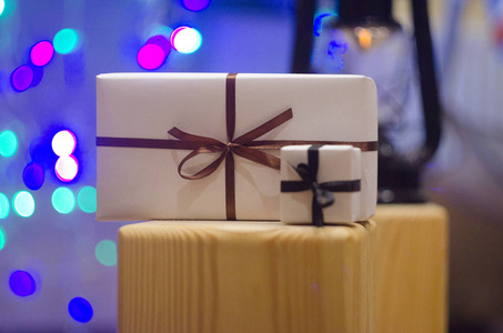圣诞礼品盒或礼物与丝带在魔术 bokeh 背景