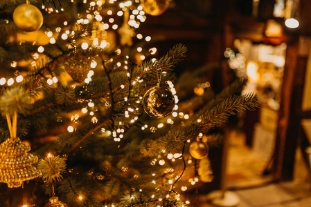 黑暗房间里闪亮的圣诞树装饰