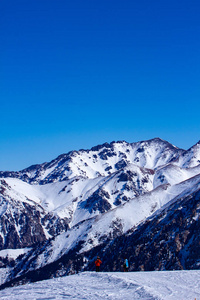 在阳光明媚的日子里，哈萨克斯坦山区的冬天在登山者的营地里