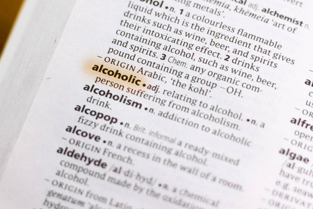 字典中用记号笔突出显示的词或短语酒精。