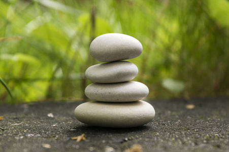 和谐与平衡简单的鹅卵石塔在草地上简单四块石头