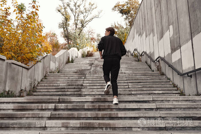 运动的年轻人在户外跑上楼
