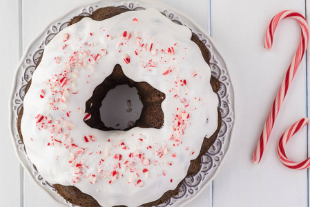 自制巧克力蛋糕与糖霜顶和糖果洒圣诞节。