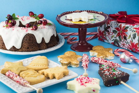 圣诞派对甜蜜的桌子，自制巧克力蛋糕，奶油饼干，棉花糖节日形状。