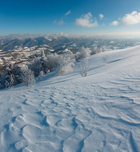 早晨，冬天平静的山景，山坡上有美丽的霜树和雪堆喀尔巴阡山，乌克兰