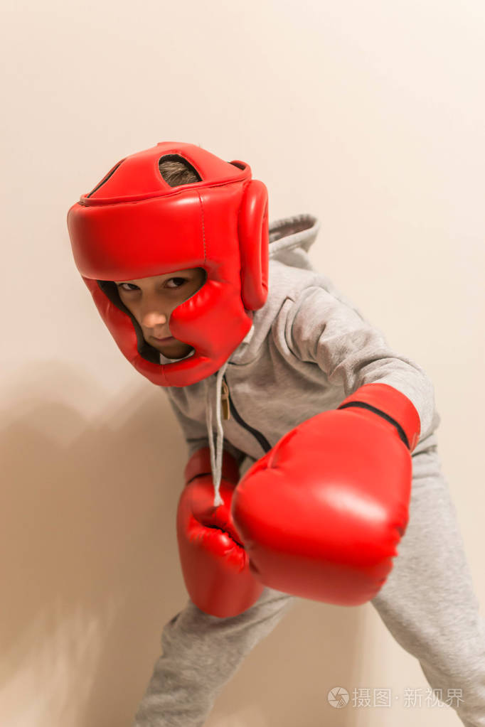 青年拳击手各种姿势的防守运动照片