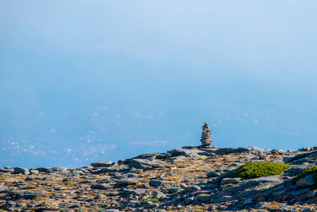 禅平衡石堆叠于高山..风景秀丽的山景