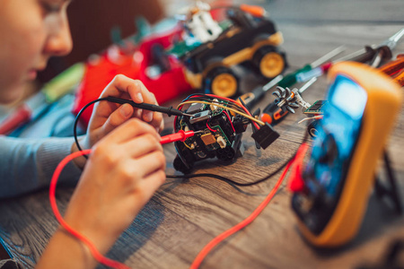 女孩制造技术玩具.技术玩具摆在桌上,详细信息照片