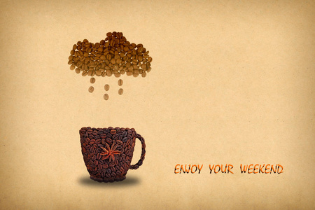 创意概念照片一杯咖啡和云与雨做咖啡豆。题为祝你周末愉快