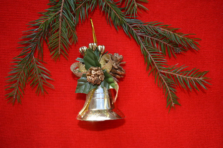 新年和圣诞节装饰钟，杉树枝，红色背景