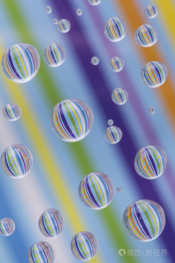条纹纸在多个小水滴中的反射