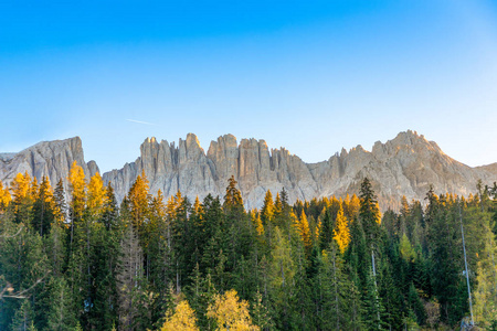 karersee 或 lago di carezza 是一个湖, 在意大利蒂罗尔的 dolomites 背景下, 有 latem