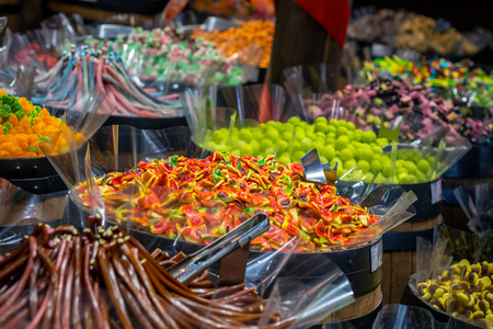捷克共和国布拉格商店橱窗里出售彩色糖果和巧克力糖果的绝佳选择。