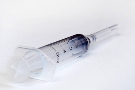 一次性注射器。 塑料胰岛素注射器。 打开盖子的胰岛素注射器显示锋利的针头。 注射药物。 医疗设备。 糖尿病患者胰岛素注射器。