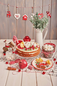 圣诞餐桌装饰节日水果蛋糕，桌上有糖果