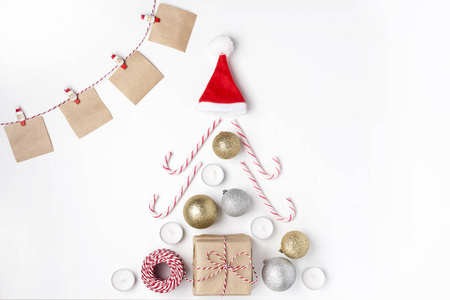圣诞树金银球礼物蜡烛棒棒棒糖红帽子圣诞老人注意到与愿望的衣夹顶部视图白色背景圣诞节新年