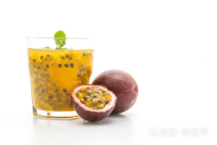 新鲜和冰冻的西番莲果汁分离在白色背景上