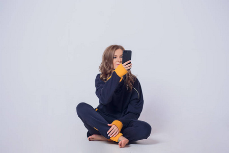 在白色背景查出的美丽的女孩打哈欠照片