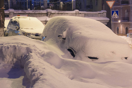 站着雪覆盖的汽车大雪带来了冬天的霜冻