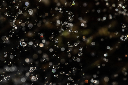 水在黑暗中溅起一滴水,飞散了焦点.照片