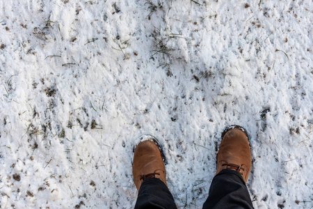 冬天的人脚踩着新鲜的雪。