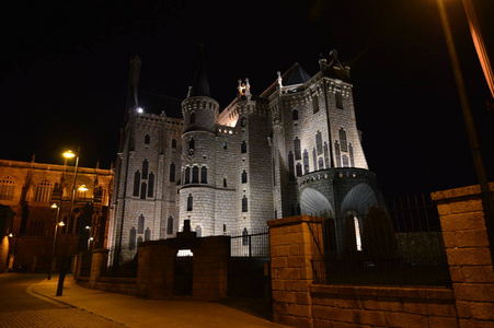 美丽的夜晚拍摄的圣公会宫殿在阿斯托加。 建筑历史卡米诺德圣地亚哥旅行夜间摄影。 2008年11月3日，阿斯托加，里昂，卡斯蒂利亚