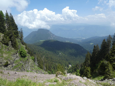 意大利南部提罗尔高山的顶峰岩石全景景观，欧洲有云蓝天森林绿草草甸