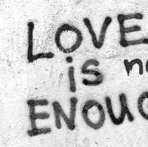 在旧墙里，爱的话语不像爱和问题的概念