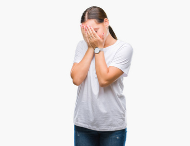 年轻美丽的白种人妇女在孤立的背景上,悲伤的表情覆盖着脸,双手哭泣.