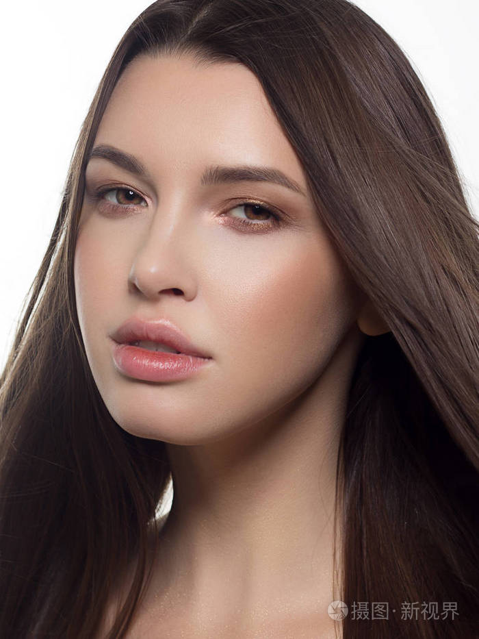 美女面部肖像. 美丽的水疗模特女孩与完美的新鲜清洁皮肤.