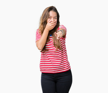 条纹t恤,背景偏僻,笑着你指着相机,用手指,用手捂住嘴,羞愧的表情照片