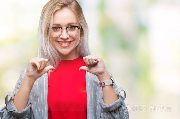 年轻的金发商务女性穿着时尚夹克,在孤立的背景下,自信地微笑着,用