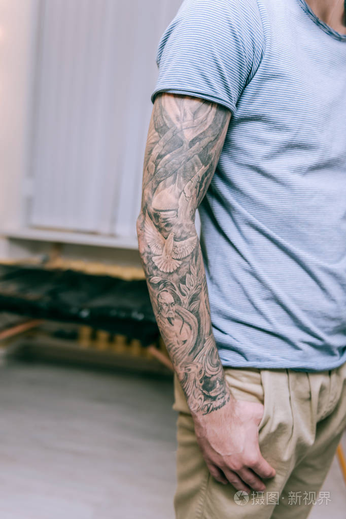 健身的年轻人整个手都塞满了纹身