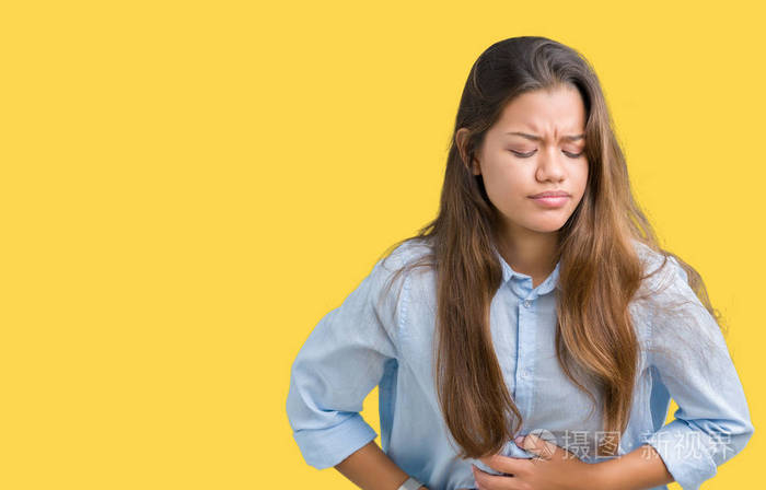 年轻漂亮的黑发商务女性,由于消化不良,痛苦的疾病感觉不适,过了孤立