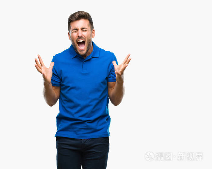 年轻的英俊男子在孤立的背景上疯狂和疯狂的喊叫和喊叫,咄咄逼人的