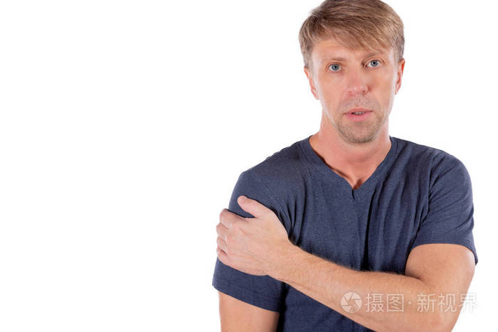 男人抱着他酸痛的肩膀试图减轻疼痛