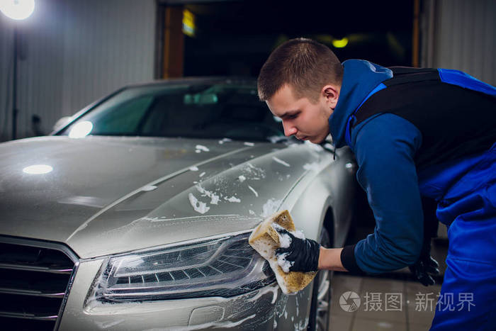 户外车洗用黄色海绵.美丽的男人洗车