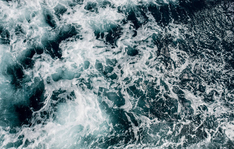 深水是沸腾的水面照片