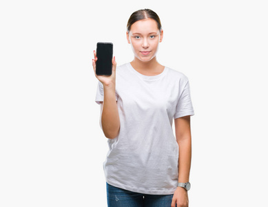 年轻漂亮的白种人女人，她的智能手机屏幕显示在孤立的背景上，自信的表情在聪明的脸上，严肃的思考着