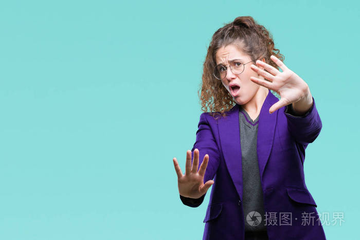 女孩穿着校服和眼镜在孤立的背景上害怕和恐惧,表情停止用手做手势