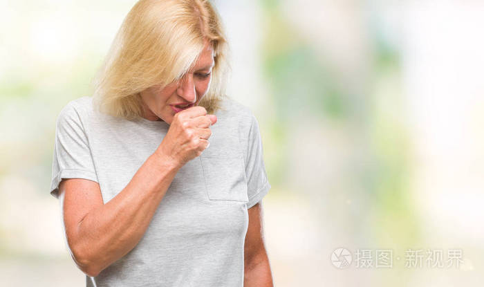 中年金发女性，在孤立的背景下感到不适和咳嗽，作为感冒或支气管炎的症状。保健概念。