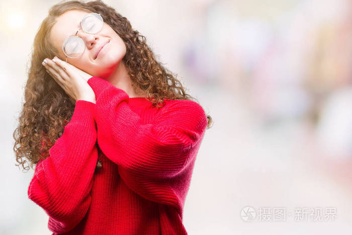 的毛衣在孤立的背景上睡觉疲倦的梦双手合在一起摆姿势闭着眼睛微笑