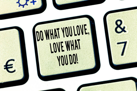 概念写作显示做你爱的事, 爱你做什么。商务照片文本使事情以积极的态度键盘键意图创建计算机消息的想法