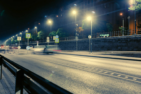 布达佩斯夜城的城市和个人交通