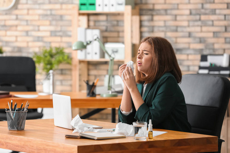 年轻妇女在办公室患流感