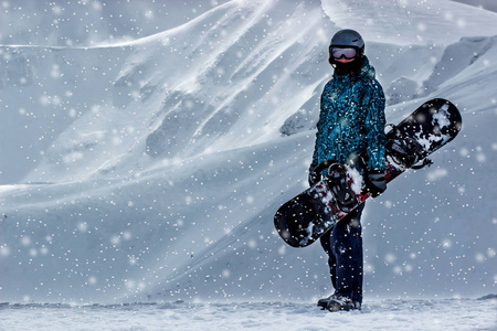 雪山上的滑雪板和雪绳。 极端Feeride概念。 文本空间。