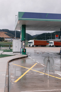 雨后停车场人行道上的欧洲道路标记